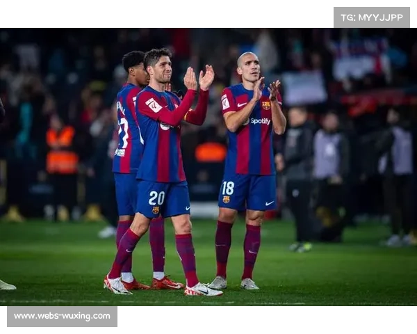 奥萨苏纳逆转胜后球迷冲入场内，保安手拉手围圈护球员